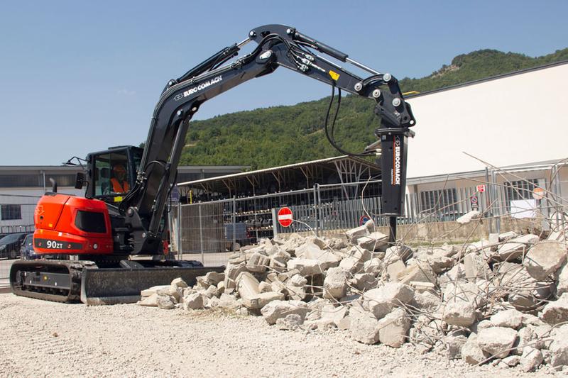 Pelle et Mini-pelle 90 ZT - compacte sans déport arrière, idéale chargement conteneurs