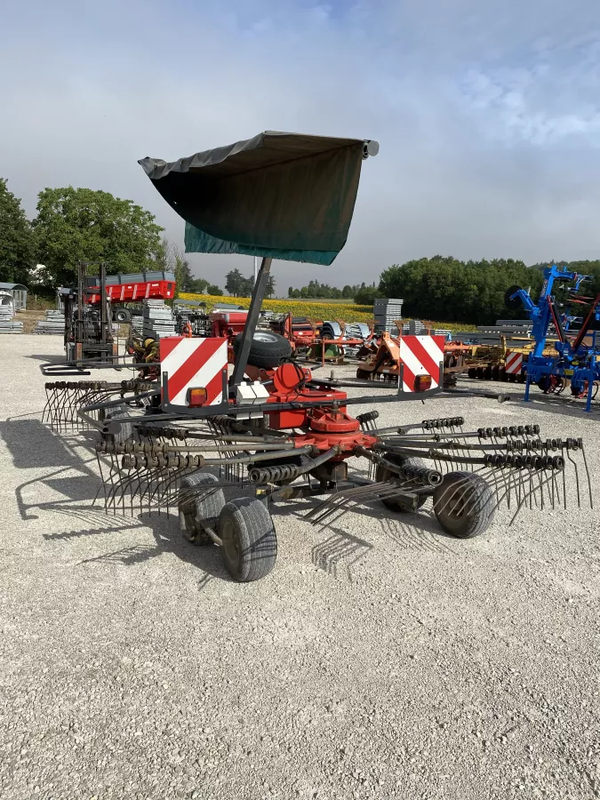 Gyro andaineur Vicon 713 d'occasion - 11 bras, andain déposé à gauche, largeur de travail 6.50 m