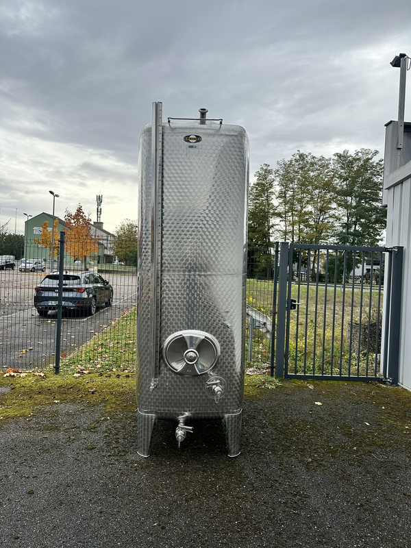 Cuve Speidel 40 hl d'occasion - Très bon état, avec tube de jauge, dégustateur, porte autoclave, support échelle, raccords 40 macon