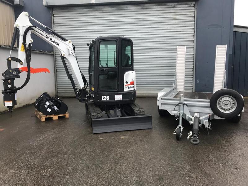 Mini pelle E26 - 2,5T capacité, diesel, avec pouce de manutention hydraulique, tarière et plateau remorque