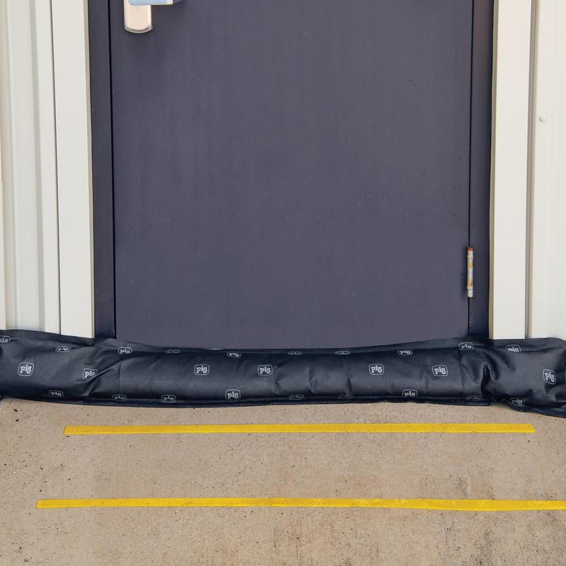 Barrières anti-inondation activées par l’eau NEW PIG® - absorbe 39,75 L, 21,6 cm x 518 cm