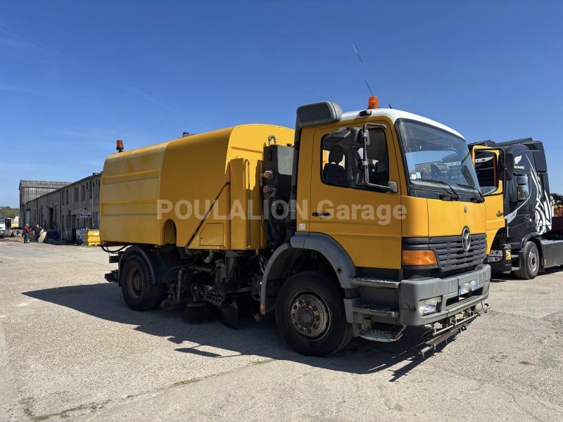 Camion balayeuse MERCEDES BENZ 4x2 - Engin de voirie occasion, 5634 heures, PTAC 19 t
