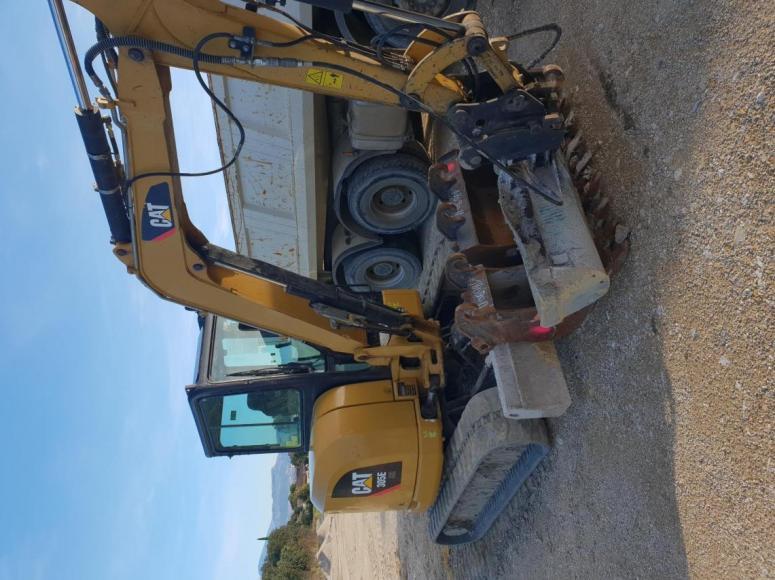 Caterpillar 305 E - Engin de chantier d'occasion avec attache rapide hydraulique et 3 godets