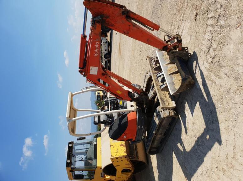 Kubota U25-3 - Engin de chantier d'occasion avec attache rapide et 3 godets