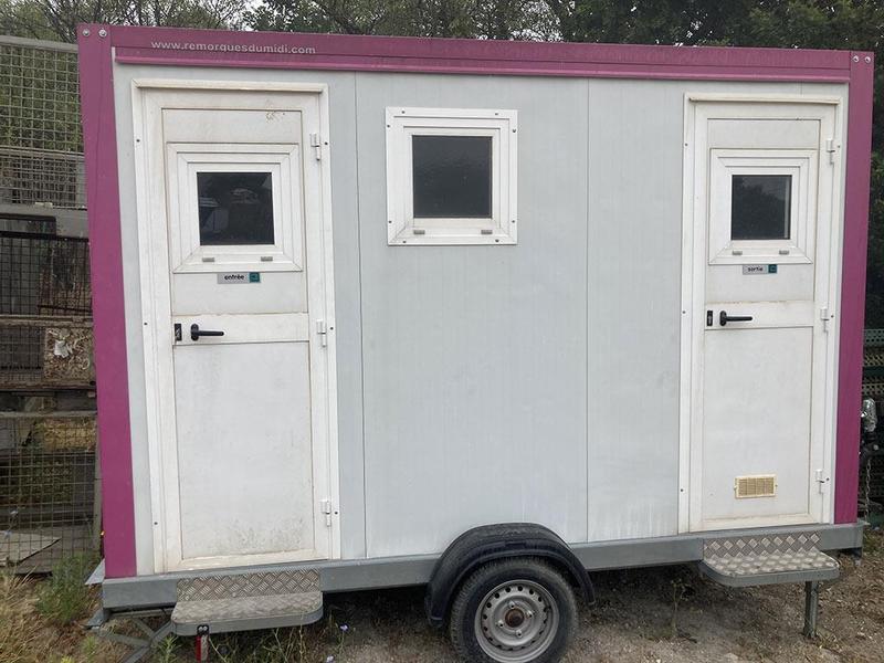 Remorque Baraque de chantier - PTC 750 kg, timon réglable, 2 compartiments, douche, lavabo, chauffage électrique
