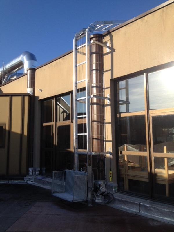 Monte charge vertical - 250 kg maxi, hauteur de levage 40 m maxi, guidage aluminium