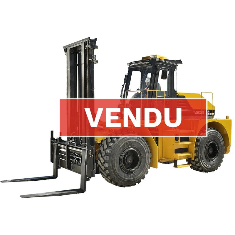 Chariot élévateur Vallée 4DA35TSS 35 000 lb @ 24″ - 4 roues motrices articulées, moteur diesel John Deere, capacité 35 000 lb @ 24″, 2003, horamètre 30 214