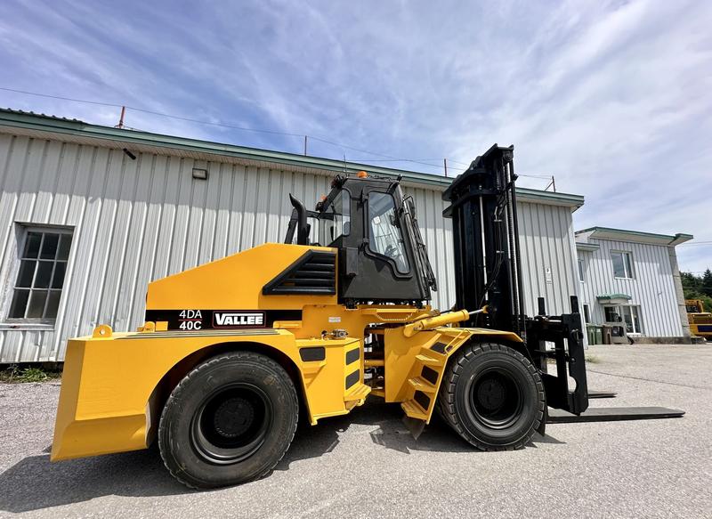 Chariot élévateur Vallée 4DA40CHD 40 000 lb @ 36″ - 4 roues motrices articulées - Moteur Diesel Cummins QSB 6.7 - 2018 - 8 356 hrs