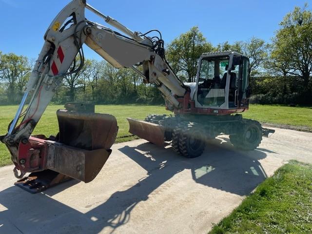 Takeuchi TB295W - Mini-pelle sur chenilles - 2016 - 4440 h - 3 godets - roues jumelées