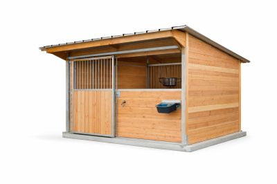 Stalle en bois avec équipements métalliques