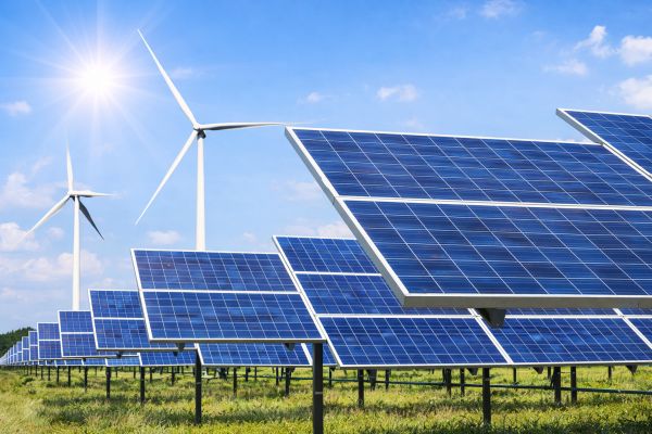 Ferme d'énergie renouvelable sous le soleil