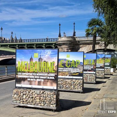 panneau d’affichage avec support en gabion