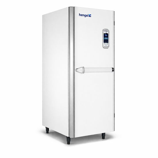 Réfrigérateur professionnel sur fond blanc