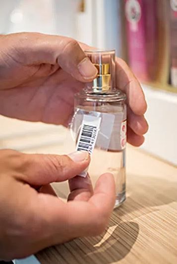 Poser étiquette antivol