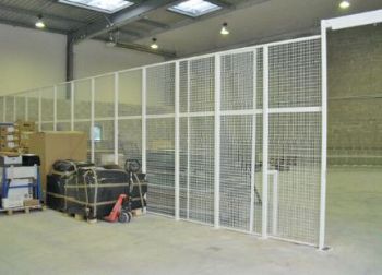 Cloison grillagée de séparation pour zones spécifi