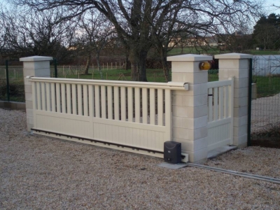 portail coulissant motorisé sur rail