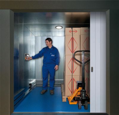 monte-charge accompagné