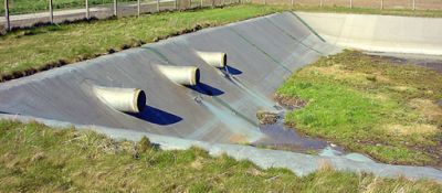 Bassin sec et bassin en eau