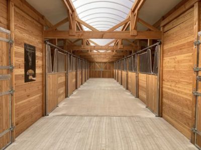 abri pour chevaux en bois