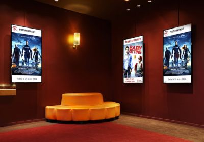 écrans d’affichage dynamique dans un cinéma