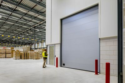 Porte sectionnelle industrielle à base de panneaux