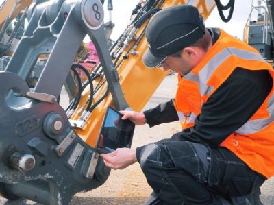 professionnel effectuant un contrôle sur un engin 