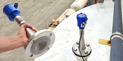 Transmetteur de niveau radar monté sur cuve indust