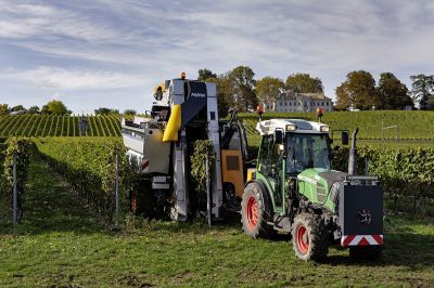 Machine à vendanger tractée