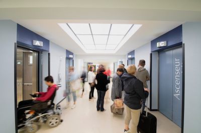 Comment comparer des devis d’ascenseur hospitalier ?