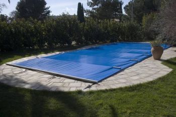 Bâche piscine jardin