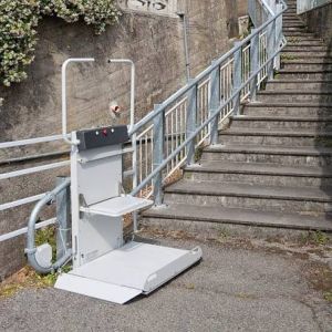 Peut-on installer une plateforme monte-escalier en extérieur ?