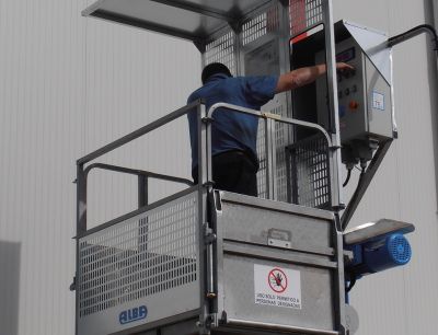 Monte matériaux pour personnel accompagnant