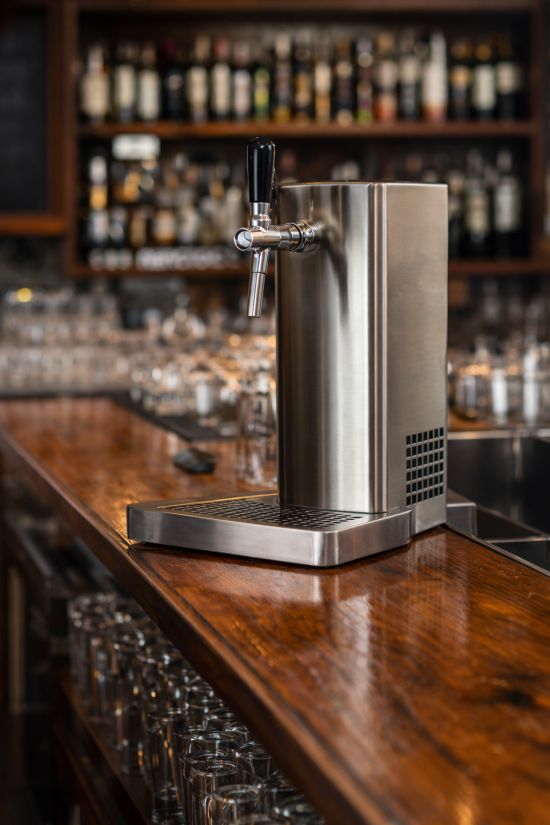 Distributeur de bière sur comptoir en bois