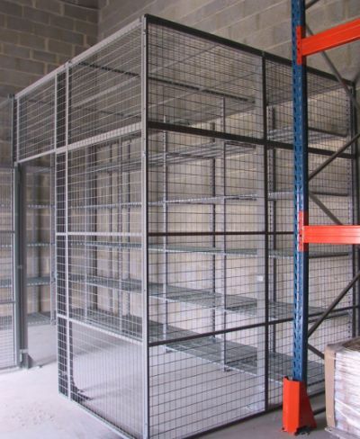 Poteaux pour cloison grillagée