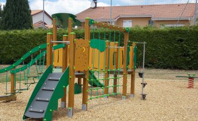 Aire de jeux avec sol en copeaux