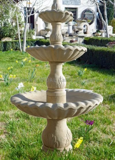 fontaine centrale en bois