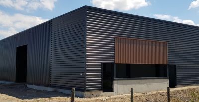 Bâtiment industriel en bardage métallique gris