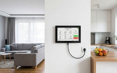 Écran tactile mural PoE ou tablette grand public pour piloter la domotique ?