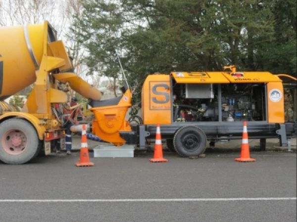 pompe à béton stationnaire camion toupie