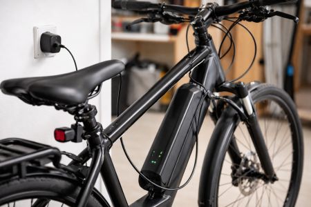 vélo électrique branché sur prise domestique