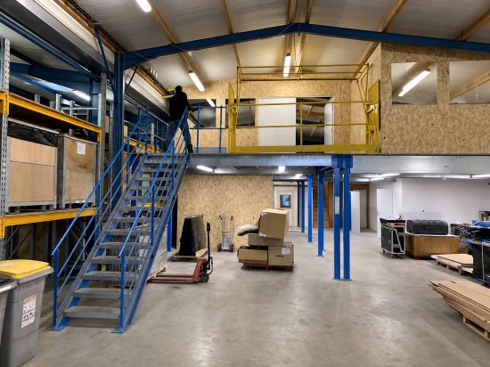 plateforme mezzanine de stockage sur poteaux 