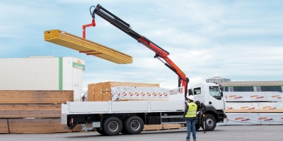 Utiliser une grue auxiliaire de camion avec une radiocommande - Prévention  BTP