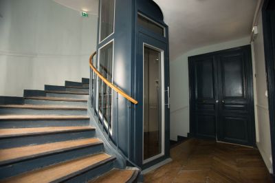 ascenseur dans un immeuble ancien