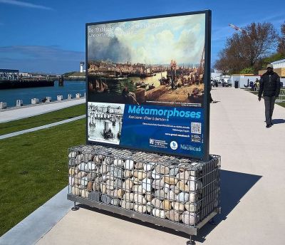 Panneau d’affichage sur socle gabion Panneau d’affichage sur socle gabion