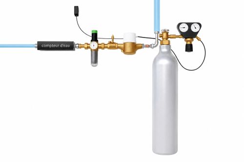 Compteur d’eau et bouteille de CO₂