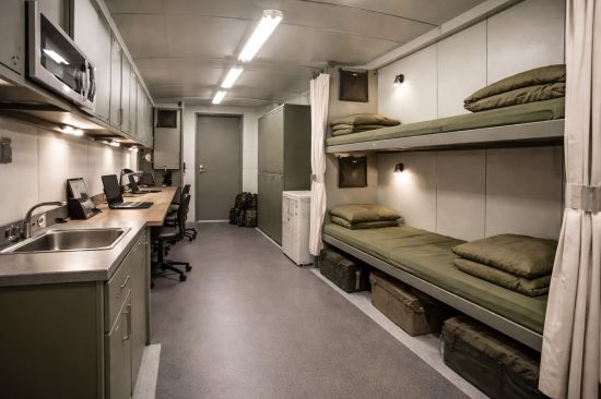 Abri mobile transformé en espace fonctionnel