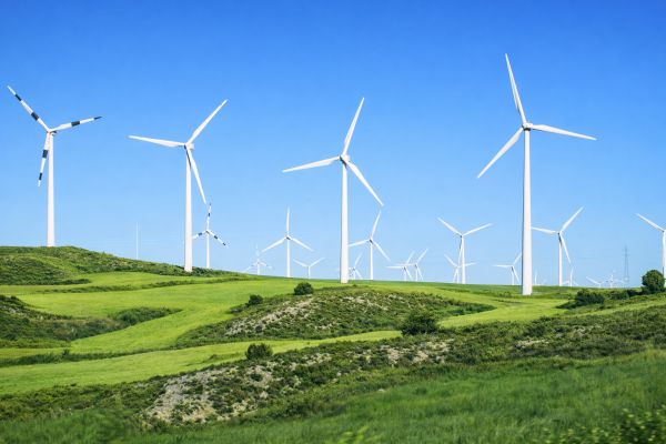 Éoliennes sur collines verdoyantes