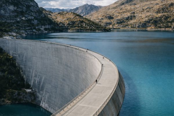 Barrage courbé sur lac turquoise