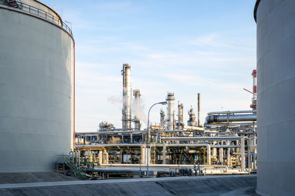Complexe industriel entre réservoirs cylindriques