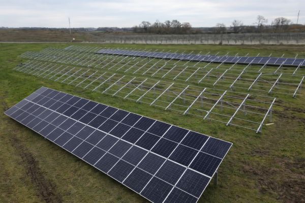 Ferme solaire en construction sous ciel gris
